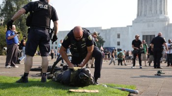 Incidente aconteceu na tarde dessa segunda-feira (7), em frente ao Capitólio Estadual do Oregon, em Salem