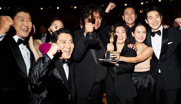 Elenco do filme sul-coreano Parasita, vencedor da categoria melhor filme no Oscar 2020