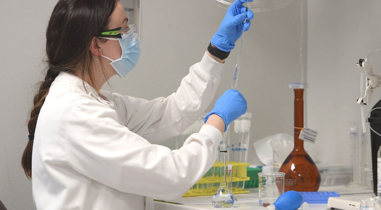 Pesquisadora desenvolve medicamento em laboratório da AstraZeneca em Sydney, Austrália