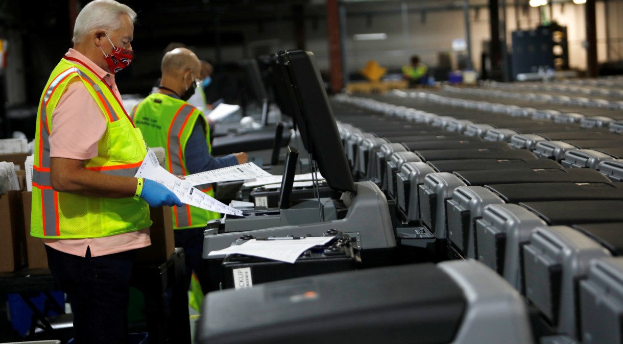 Funcionários da Justiça Eleitoral dos EUA preparam máquinas para contagem de cédulas de votação a distância