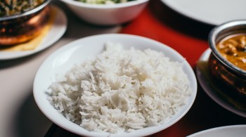 Alimento básico na mesa de bilhões de pessoas, a pré-lavagem do arroz depende do tipo de prato que se faz ou do tipo do grão; veja também a opinião dos cientistas sobre isso