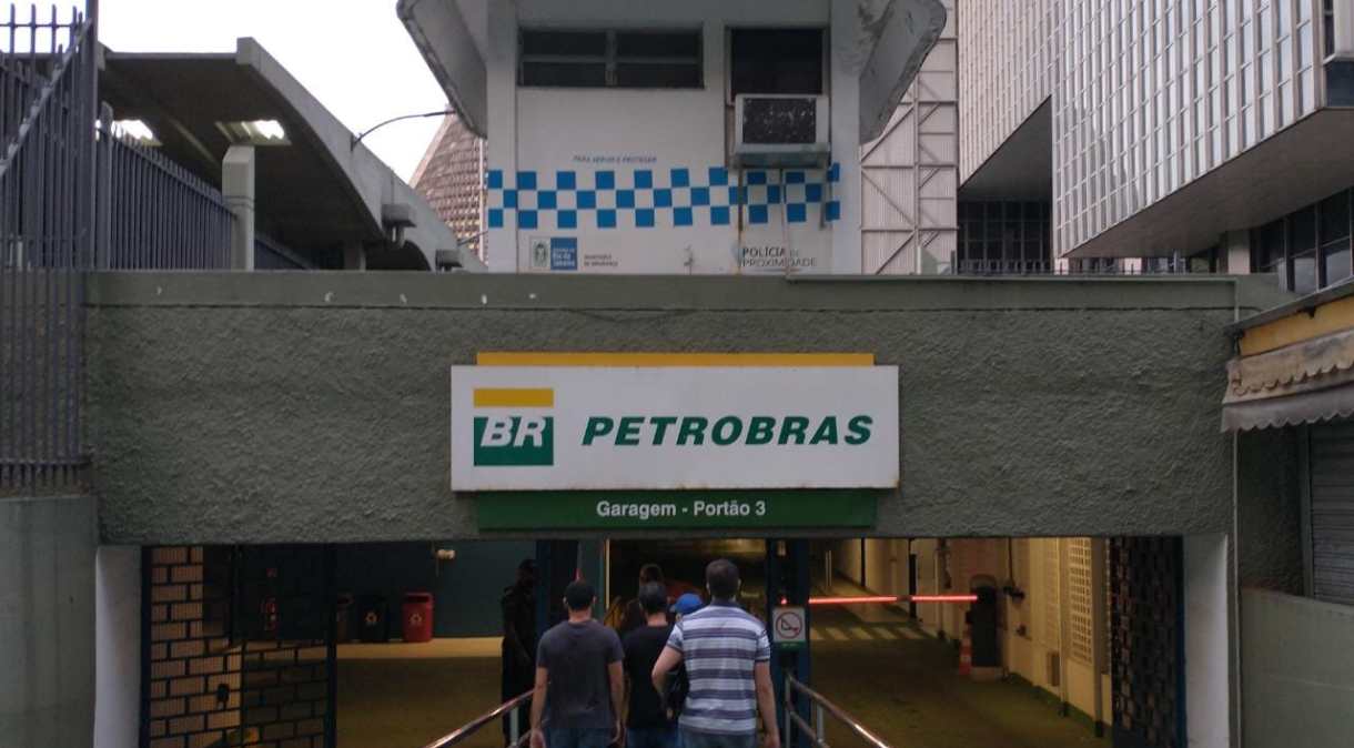 Agentes da PF cumprem mandados de busca e apreensão na sede da Petrobras