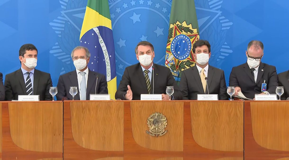 O presidente Jair Bolsonaro com os ministros Luiz Henrique Mandetta (Saúde), Paulo Guedes (Economia) e mais