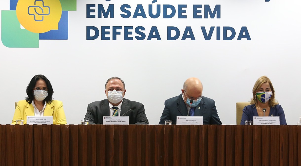 Os ministros Damares Alves (amarelo), Eduardo Pazuello (máscara branca) e Milton Ribeiro (máscara azul)