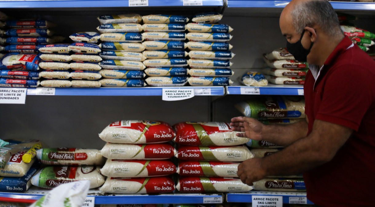 Consumidor analisa opções de arroz em supermercado no Rio de Janeiro
