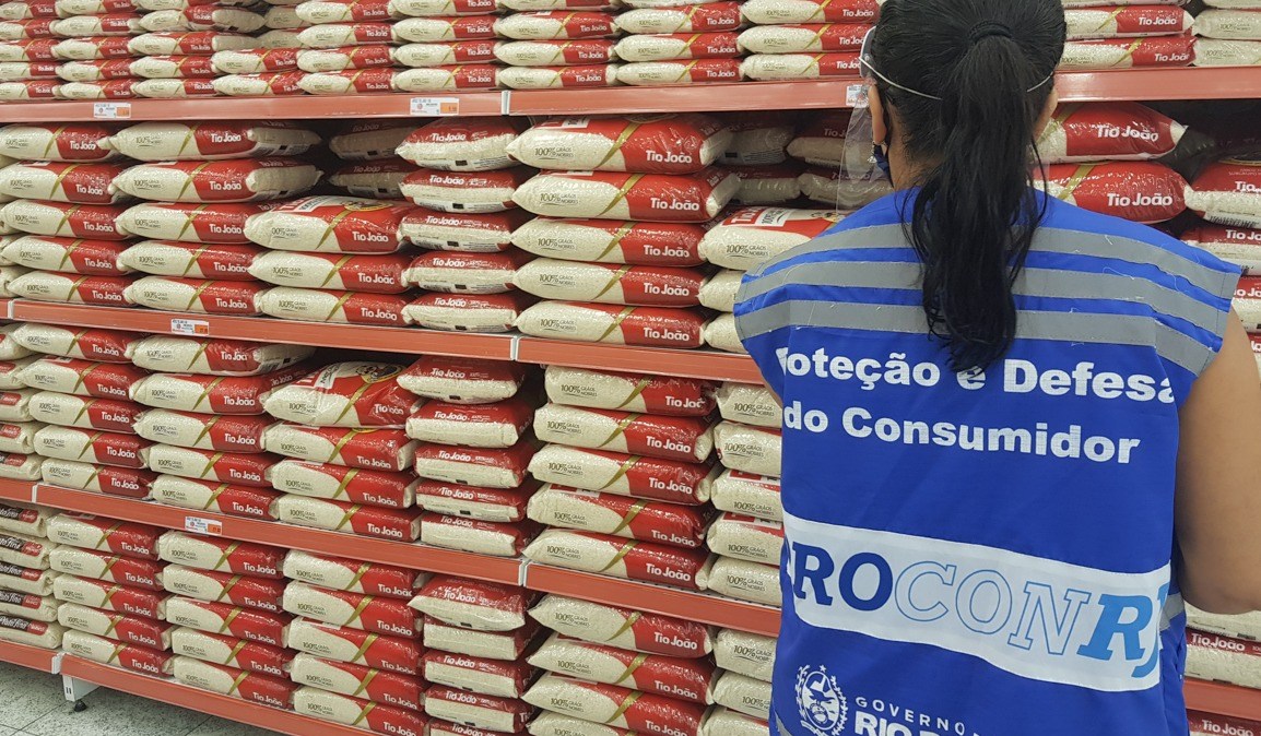 Agente do Procon verifica preço de sacos de arroz em supermercado do Rio de Janeiro
