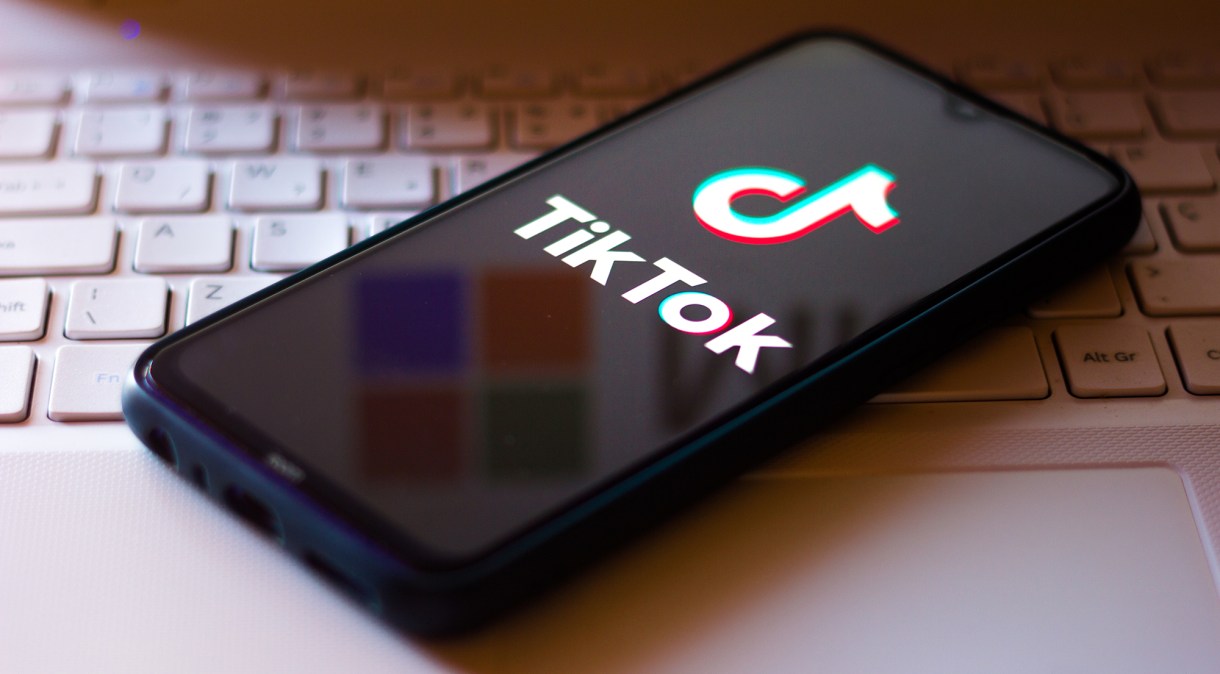 Celular com logo do TikTok