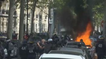 Polícia estima que ao menos 5 mil manifestantes participem de atos pela capital Paris neste sábado (12)