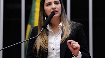 Filha dos ex-governadores Anthony e Rosinha Garotinho, ela se lançou na disputa com críticas a Eduardo Paes e Crivella, de quem foi secretária em 2017