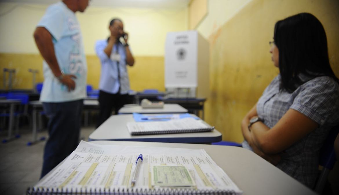 Celular deve ser entregue para o mesário antes de o eleitor se dirigir à cabina de votação