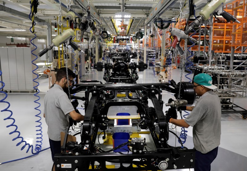 Trabalhadores em linha de montagem de caminhões em fábrica da Mercedes Benz em São Bernardo do Campo, Brasil (27.mar.2018)