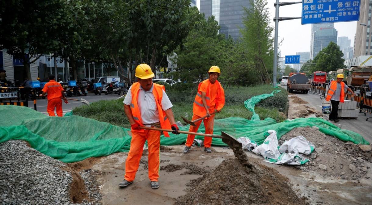 Homens trabalham em construção em Pequim