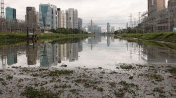 Coleta do lixo é realizada por um barco que percorre os 25 quilômetros do rio