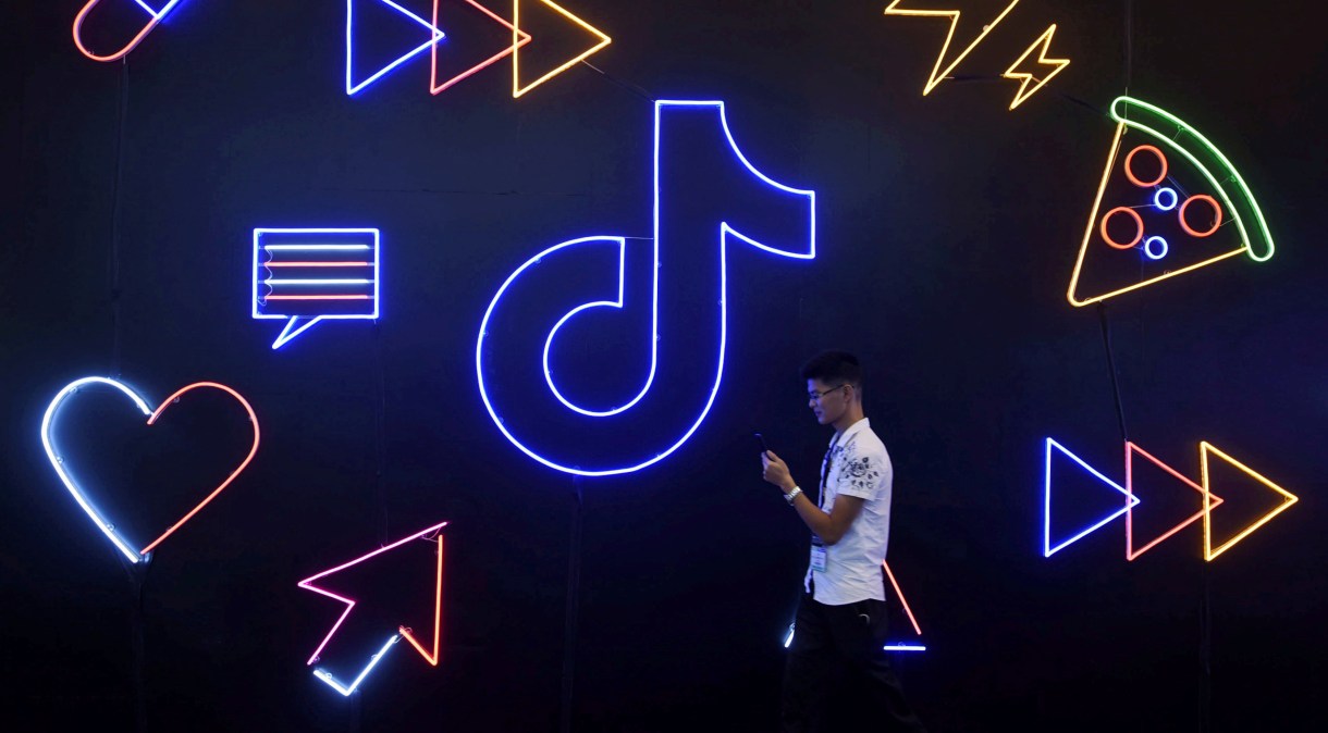 Homem passa em frente de anúncio do aplicativo TikTok, na China