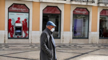 Bares e casas noturnas estão fechadas desde março e, embora restaurantes tenham sido reabertos, donos e funcionários temem novas restrições