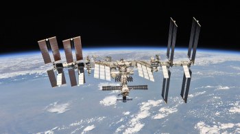 Imagens de OVNIs foram registradas por meio de uma câmera instalada na Estação Espacial Internacional (ISS)