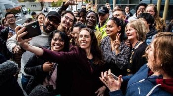 Sem novos casos nesta segunda, país retirou todas as restrições de distanciamento, com exceção de Auckland. Premiê, porém, afirmou que foto foi um erro