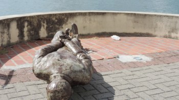 Monumento foi encontrado tombado no chão e com danos nas pernas