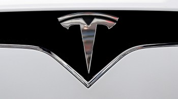 Em 2020, a montadora de Elon Musk colocou em circulação 18.700 toneladas de lítio nas ruas e estradas com seus novos veículos, segundo Adamas Intelligence 