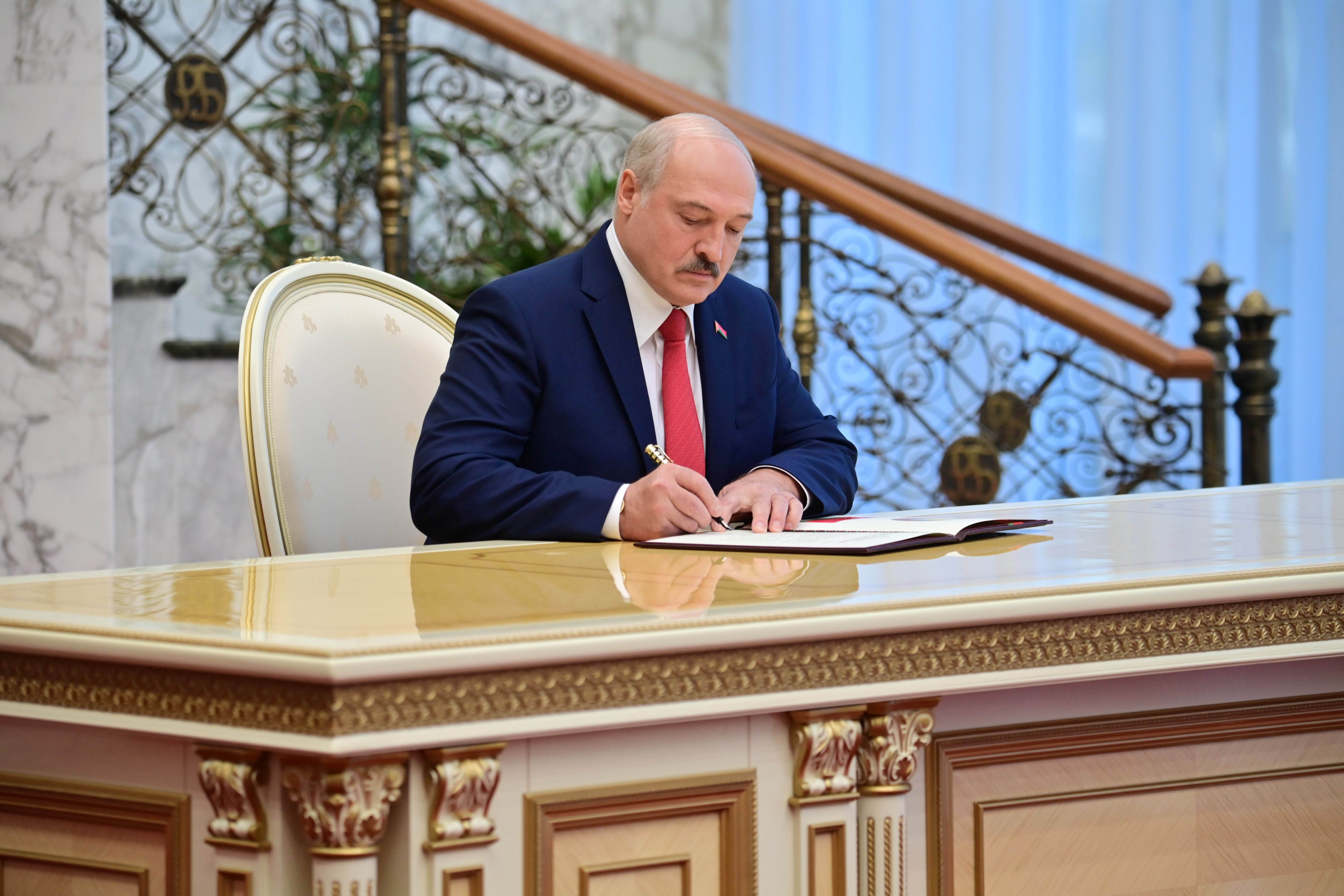Alexander Lukashenko assina documento durante cerimônia de posse em Belarus