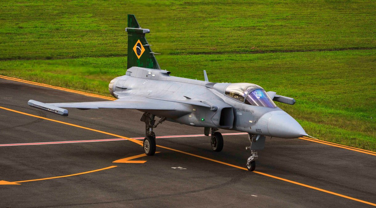 O caça Gripen antes do primeiro voo de testes no espaço aéreo brasileiro