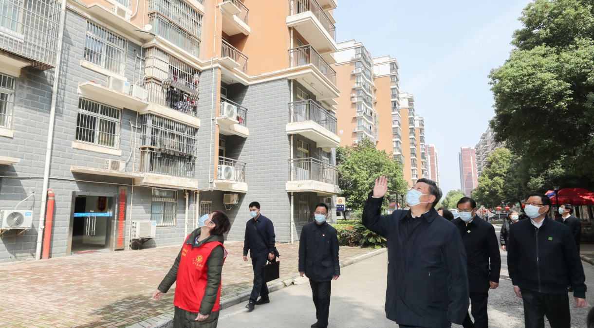 Presidente da China, Xi Jinping, acena para moradores de Wuhan durante crise da Covid-19 na cidade