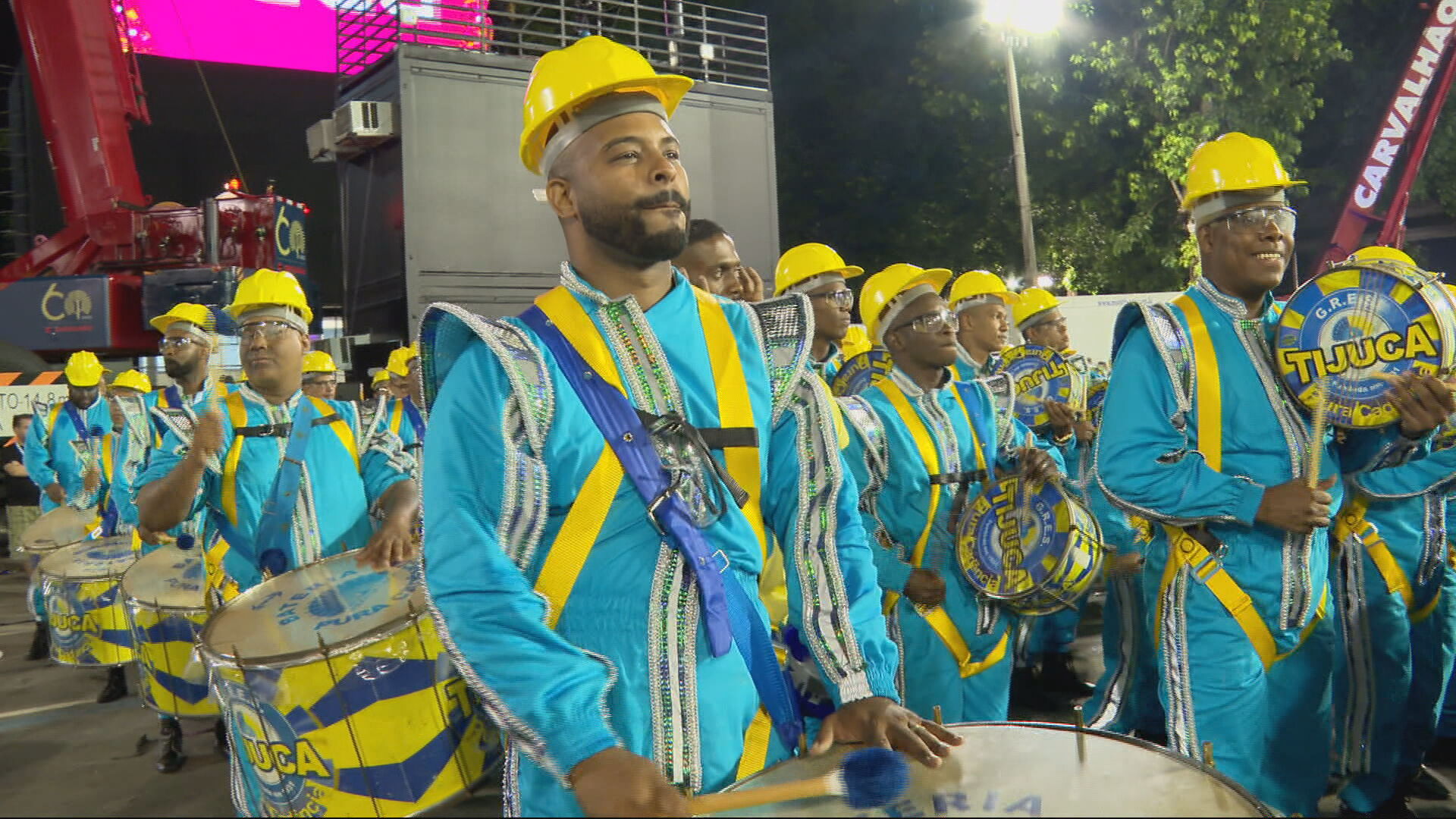 Escola de samba em desfile de Carnaval no Rio