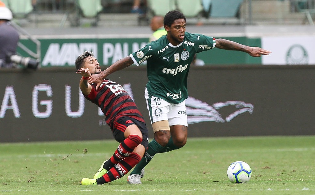 Luiz Adriano, do Palmeiras, disputa bola com De Arrascaeta, do Flamengo, durante partida válida pelo Campeonato Brasileiro 2019