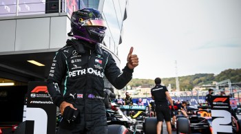 Piloto da Mercedes estabeleceu novo recorde da pista, com 1min32s983; se vencer no domingo, igualará marca de 91 vitórias do heptacampeão alemão