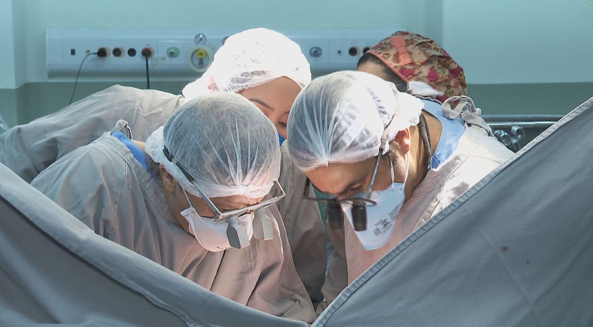 Médicos realizam transplante durante a pandemia de Covid-19 (27.set.2020)