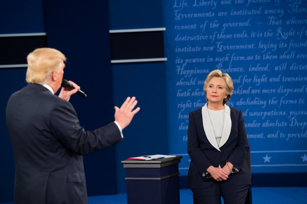 Donald Trump (E) e Hillary Clinton no segundo debate presidencial de 2016 