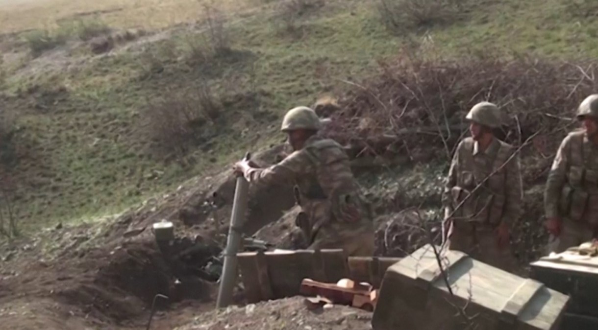Soldados do Azerbaijão disparam morteiro