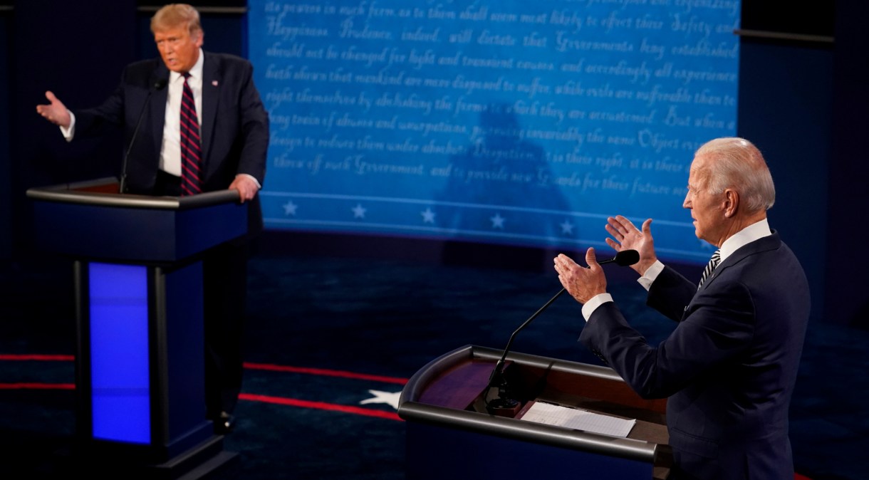 Donald Trump e Joe Biden durante debate em Cleveland