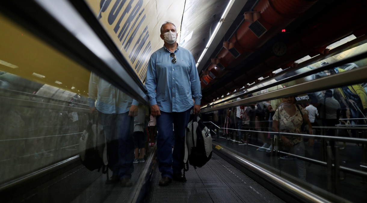 Passageiro do metrô de São Paulo durante a pandemia de Covid-19