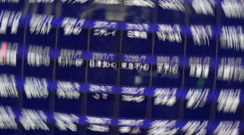 No Japão, a Bolsa de Tóquio terminou com baixa de 0,16%, em 26.763,39 pontos. O BoJ manteve os juros, mas estendeu seu programa de alívio por seis meses