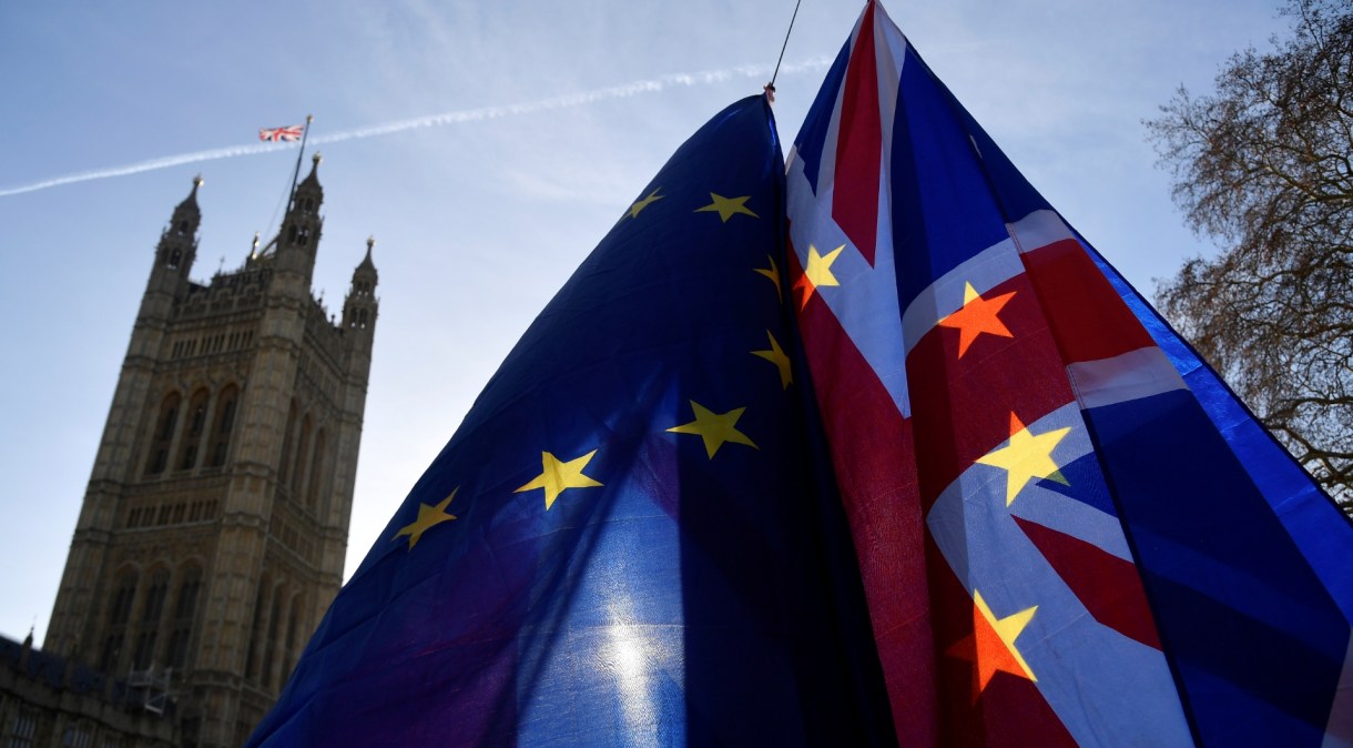 Bandeiras da UE e do Reino Unido durante protesto anti-Brexit na frente do Parlamento britânico, em Londres