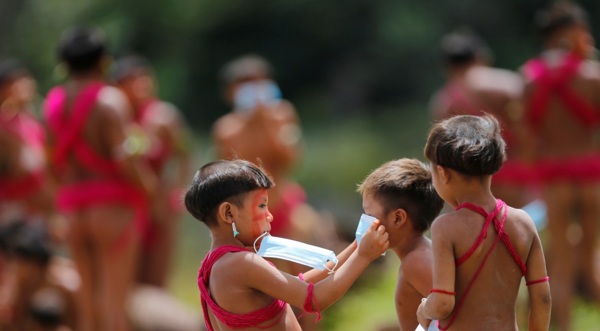 Crianças do povo Yanomami, em Roraima, colocam máscara de proteção contra o novo coronavírus