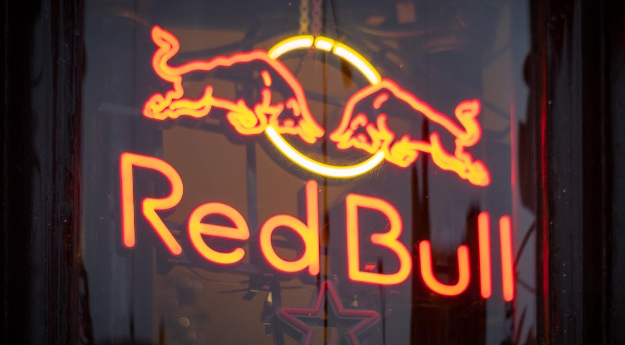 Neon com logo do energético Red Bull
