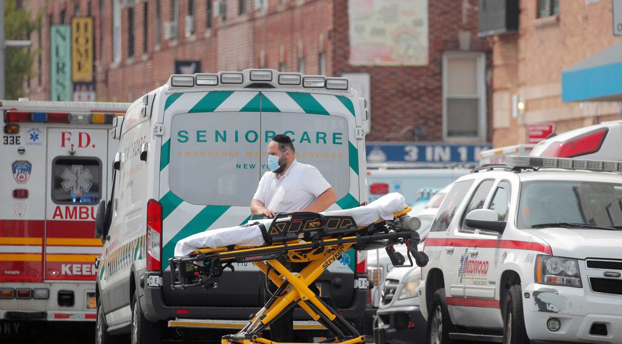 Fila de ambulâncias do lado de fora de hospital em Nova York
