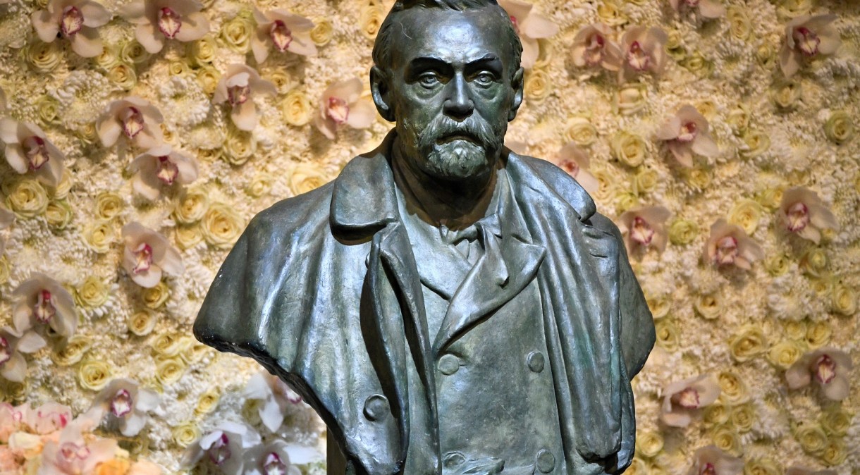 Busto de bronze de Alfred Nobel, em Estocolmo