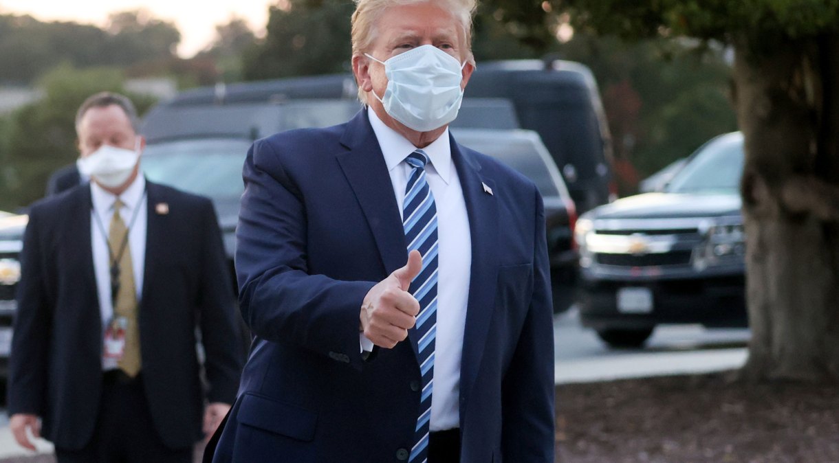 O presidente dos EUA Donald Trump acena na saída do centro médico Walter Reed