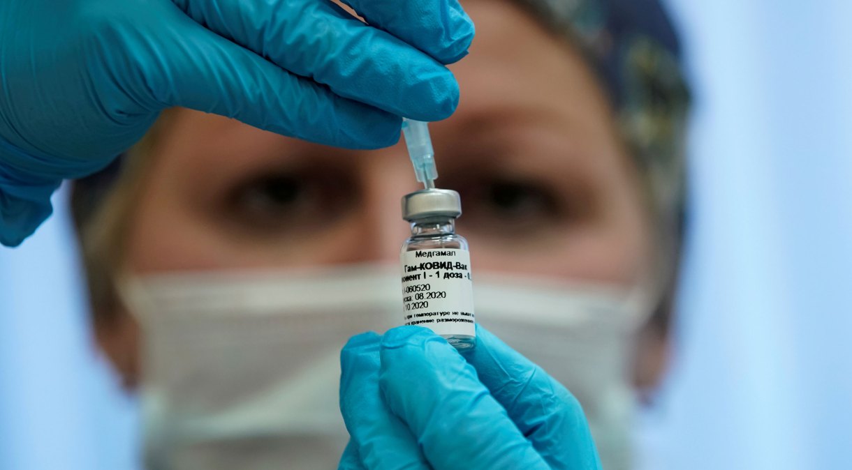 Enfermeira prepara vacina russa Sputnik V contra Covid-19 para aplicação em Moscou