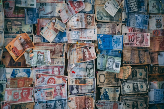 Mural com notas de dinheiro de diferentes países