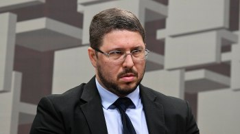 Carlos Almeida (PTB) teria grande influência sobre Saúde do estado e teria recebido informações constantes da cúpula da pasta sobre os contratos da área