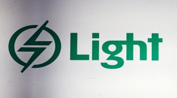 A Light precificou suas ações a R$ 20,00 cada, com um desconto de cerca de 7% sobre o preço de fechamento na terça-feira (19)