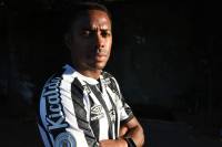 Especialista vê prejuízo à imagem do Santos com ida de Robinho ao CT e foto com jogador