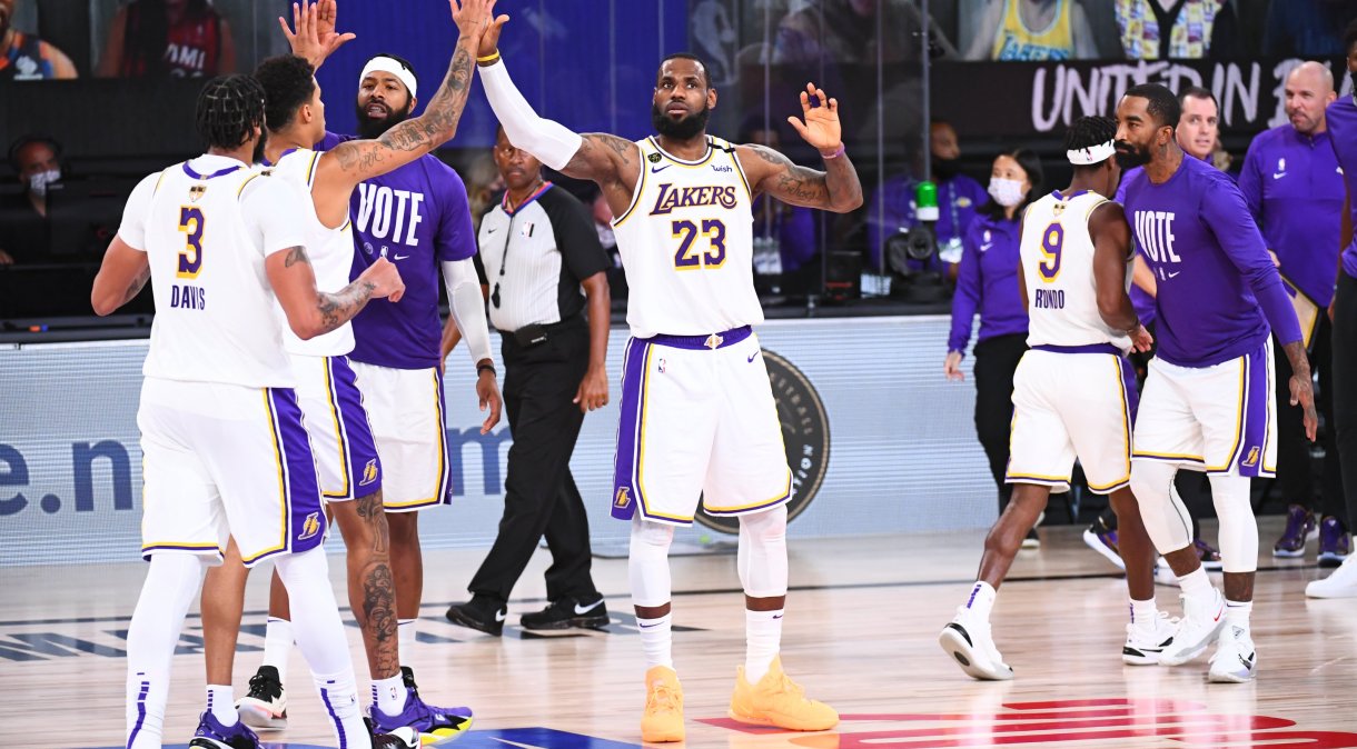 Time do Los Angeles Lakers durante a final: LeBron foi destaque mais uma vez, com um triplo duplo