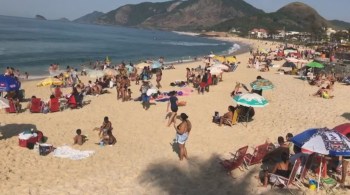 No estágio atual, as regras da Prefeitura para evitar o contato social, por causa da pandemia, não incluem a proibição de permanecer na areia