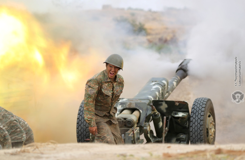 Soldado armênio dispara contra forças do Azerbaijão durante confronto.