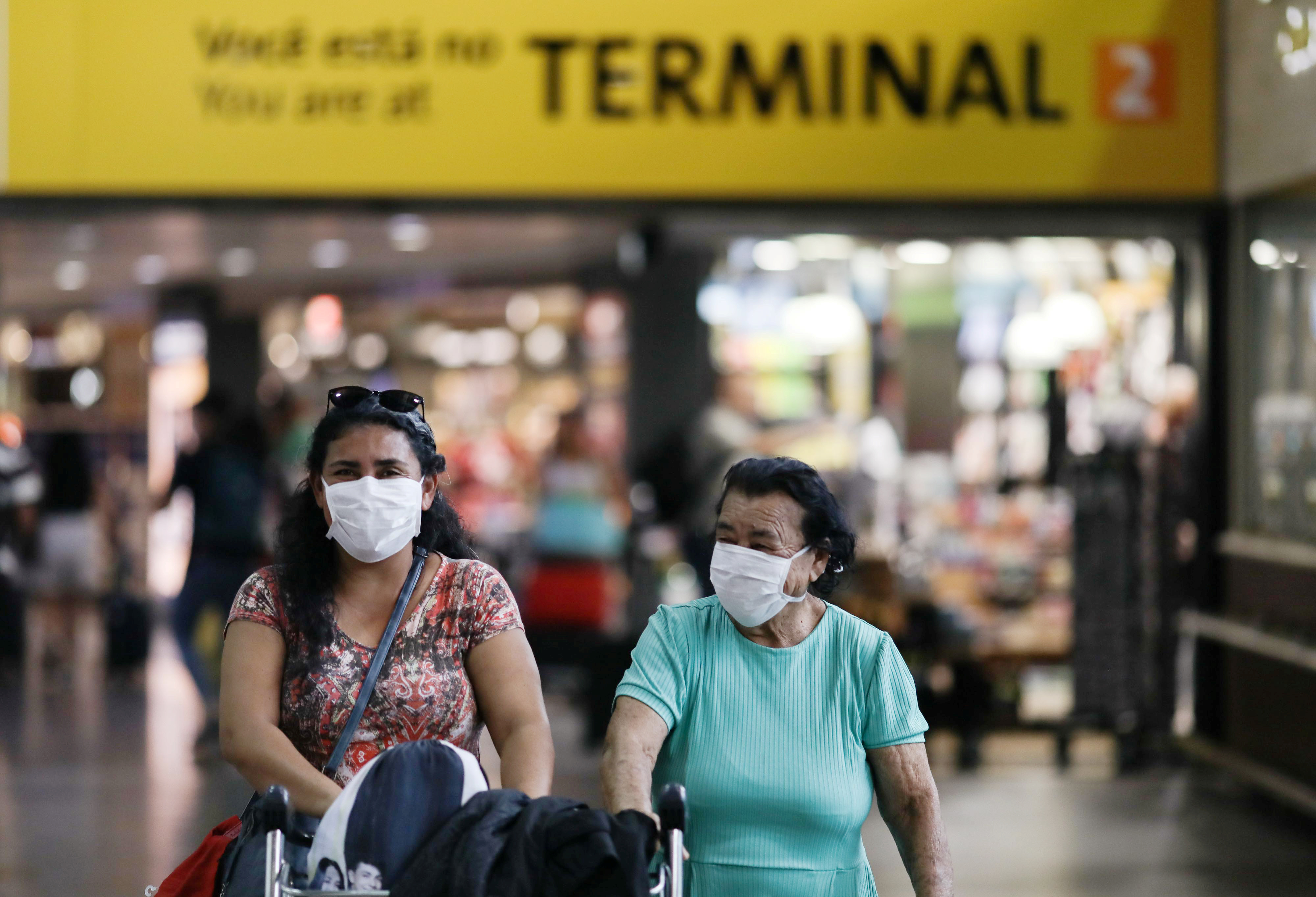 Passageiras usam máscara protetora no Aeroporto de Guarulhos